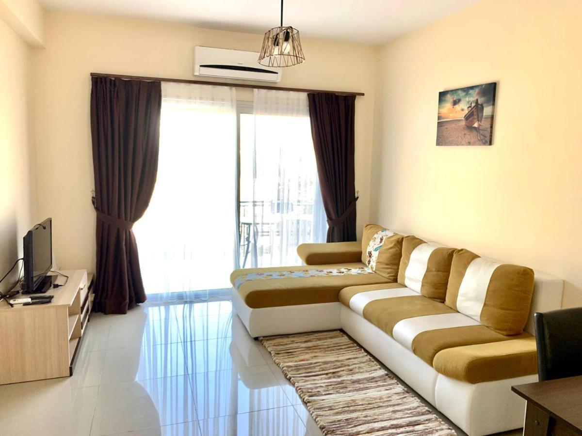 Amazing Two-Bedroom Apartment In Residence Lukomorye D1 With Private Garden Karavas  エクステリア 写真