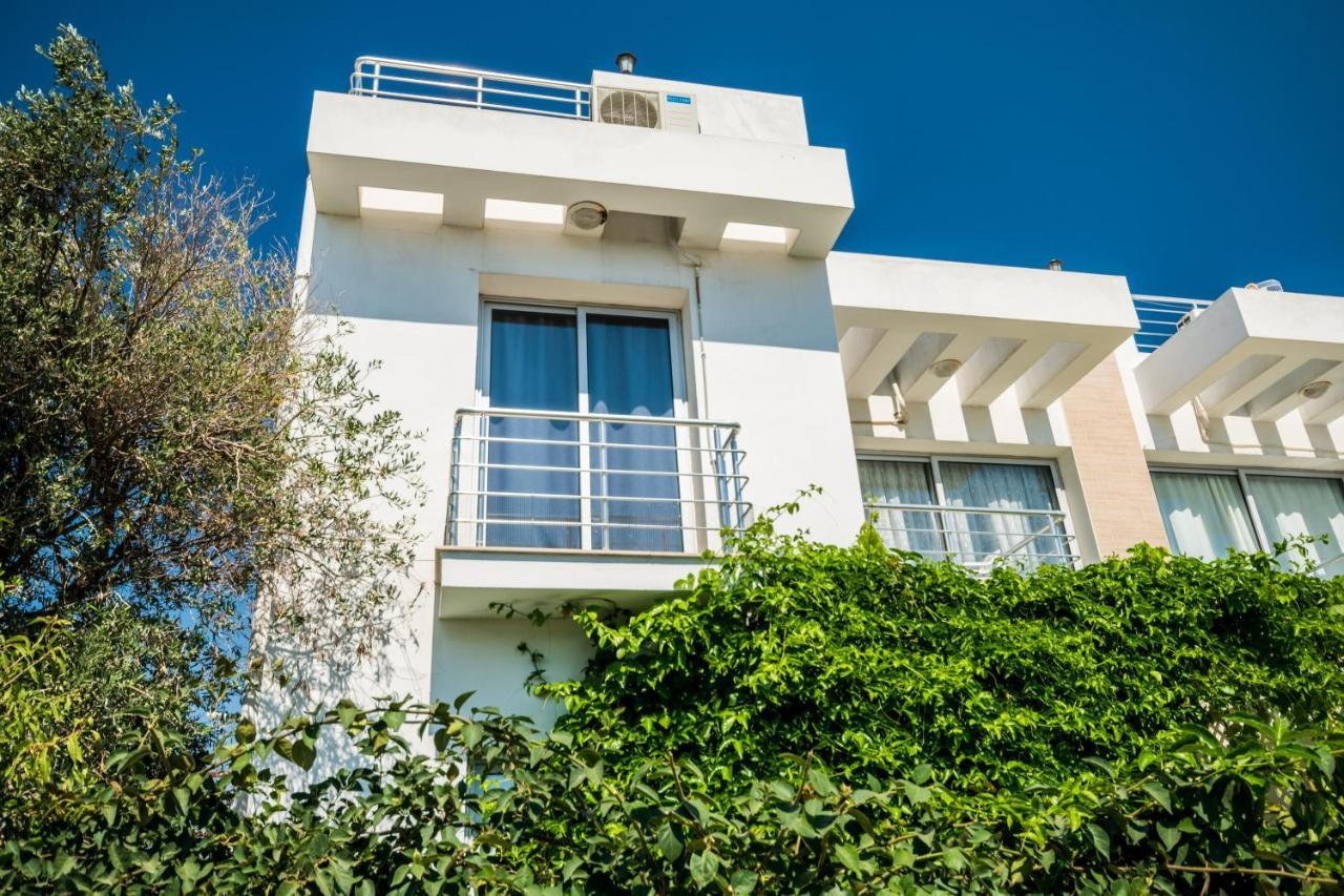 Amazing Two-Bedroom Apartment In Residence Lukomorye D1 With Private Garden Karavas  エクステリア 写真
