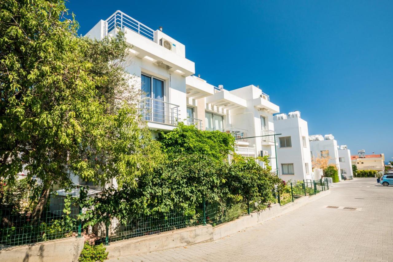 Amazing Two-Bedroom Apartment In Residence Lukomorye D1 With Private Garden Karavas  エクステリア 写真